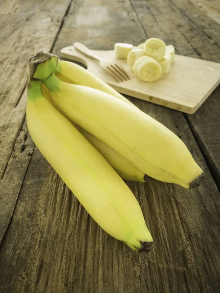 Bos Van Bananen Rijp Geplaatst Een Houten Tafel — Stockfoto
