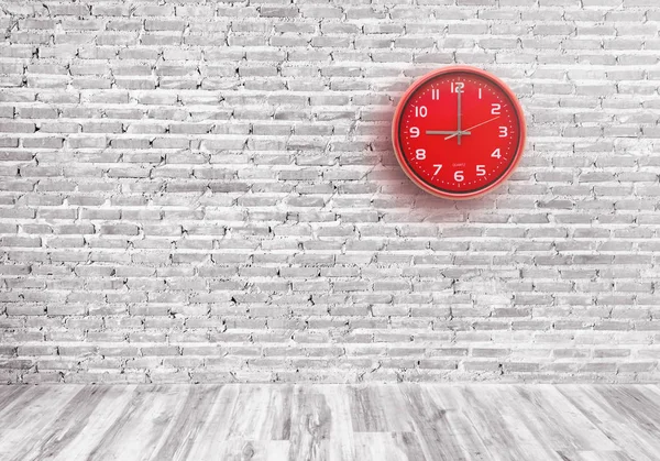 Червоний Настінний Годинник Висить Стіні Всередині Кімнати — стокове фото