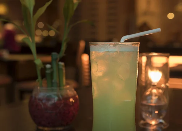 Cocktailglas Met Blauwe Hawaii Interieur Van Cocktailbar — Stockfoto