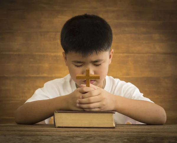 Jongen Houdt Een Kruis Bijbel Bid Tot God — Stockfoto