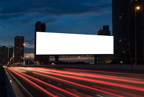 고속도로에 광고판 황혼의 광고판 배경에 광고판 화면에 클리핑 제품을 표시하거나 — 스톡 사진