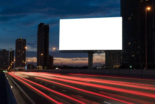 高速公路上的空白广告牌 暮色中的空白广告牌 城市背景的空白广告牌 在屏幕上具有剪切路径 可用于显示您的产品或促销 — 图库照片