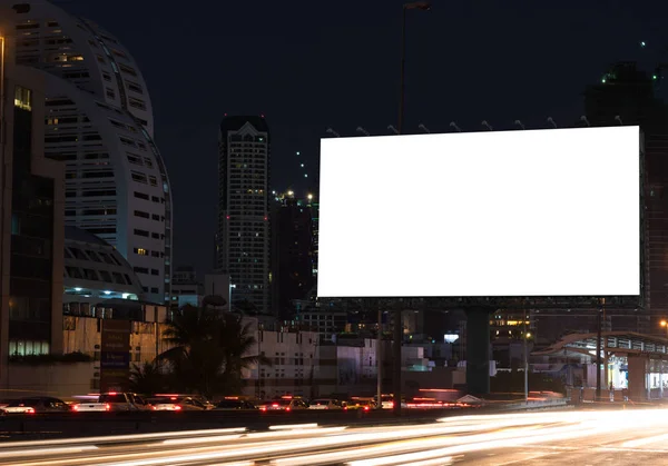 Otoyolda Boş Reklam Panosu Alacakaranlık Işığı Sırasında Boş Reklam Panosu — Stok fotoğraf