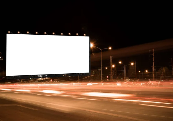 고속도로에 광고판 황혼의 광고판 배경에 광고판 화면에 클리핑 제품을 표시하거나 — 스톡 사진