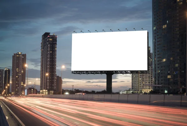 Otoyolda Boş Reklam Panosu Alacakaranlık Işığı Sırasında Boş Reklam Panosu — Stok fotoğraf