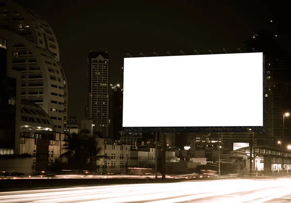 高速公路上的空白广告牌 暮色中的空白广告牌 城市背景的空白广告牌 在屏幕上具有剪切路径 可用于显示您的产品或促销 — 图库照片