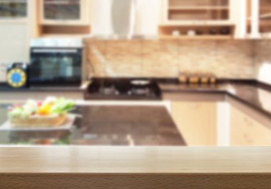 Ahşap masa üstü mutfağın arka planını bulanıklaştırıyor. Ürünlerinizin veya tanıtım ve reklam afişlerinizin gösterilmesinde kullanılabilir.