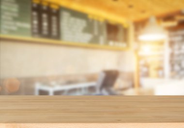 Ahşap masa ve bulanık kafe arka plan boş tepesinde. Ürün görüntülenmek ve reklam ve promosyon amaçlı.