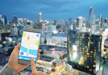 Hedefinize ulaşmak için navigasyon sistemi veya GPS akıllı telefon kullanılıyor.