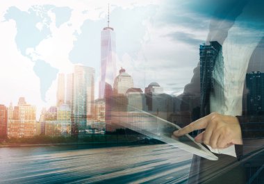 İş dünyasında tablet iletişimi kullanarak iş kadın çift pozlama.