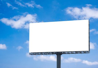 Boş billboard gökyüzünün bir arka plan ile. Kırpma yolu üstünde perde - Ticaret fuarları ve reklam veya tanıtım posteri için sizin için kullanılabilir.