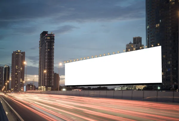 Puste Billboard Autostradzie Podczas Zmierzchu Miasta Tła Ścieżką Przycinającą Ekranie — Zdjęcie stockowe