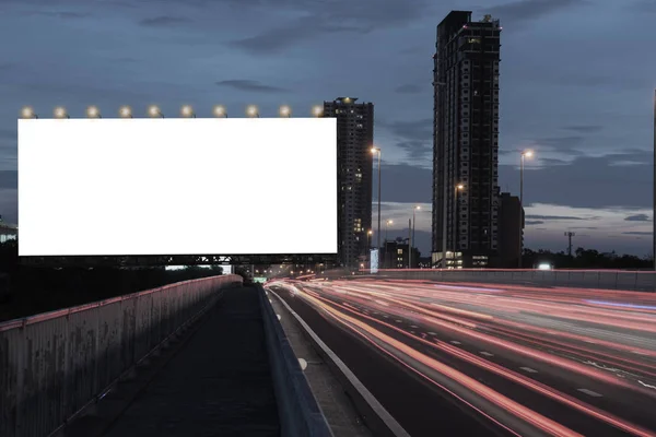 Üres Autópályán Billboard Során Twilight Városi Hátterű Vágógörbét Képernyőjén Lehet — Stock Fotó