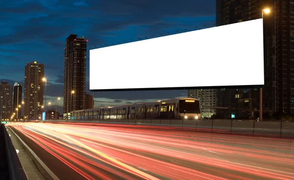 Tom Billboard Motorvägen Skymningen Med Staden Bakgrund Med Urklippsbana Skärmen — Stockfoto