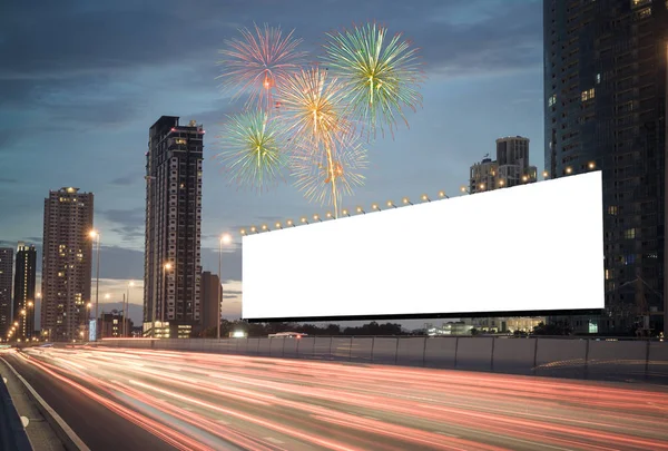 배경으로 고속도로에 빌보드와 불꽃놀이 하늘에서 화면에 클리핑 디스플레이 — 스톡 사진