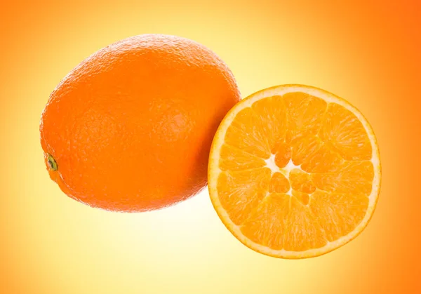 オレンジ色の背景にオレンジ色の果物をスライス — ストック写真