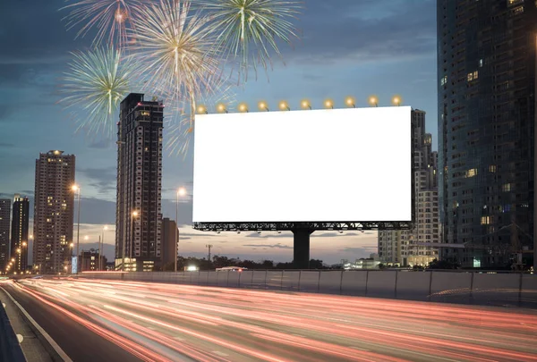 Cartelera Blanco Carretera Durante Crepúsculo Con Fondo Ciudad Fuegos Artificiales — Foto de Stock