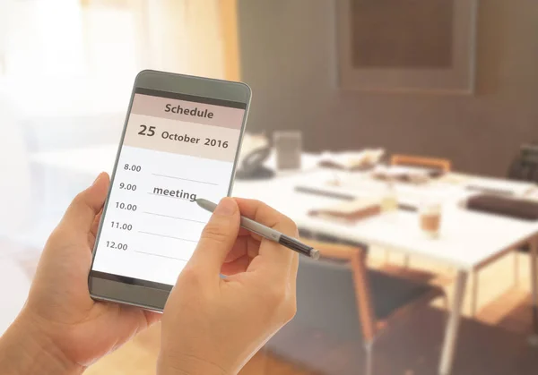 Die Markierung Auf Ihrem Smartphone Mit Stift Einem Leeren Terminkalender — Stockfoto