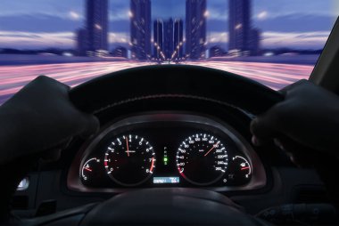 Otoyolda saatte 180 km hızla giderken, şehrin arka planına çarpıyor..