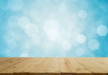 Ahşap masa boş üst bokeh özetini ve yaz sezonun doğal ışık ile. Ürün görüntülenmek ve reklam ve promosyon amaçlı.