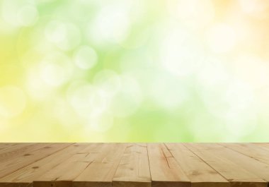 Ahşap masa boş üst bokeh özetini ve yaz sezonun doğal ışık ile. Ürün görüntülenmek ve reklam ve promosyon amaçlı.