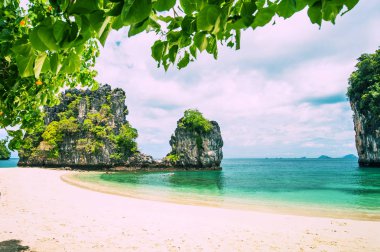 Manzara beyaz kum plaj hong Island, Krabi, Tayland. Cross işlenen görüntü.