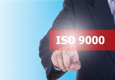 Word ISO 9000 mavi arka plan ile sanal ekranlarda ISO 9000 düğmesine basarak iş adamı. Kalite standart ISO anlayışı.