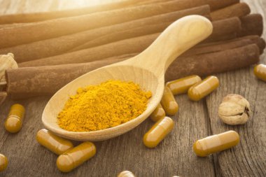 Tarçın, otlar ve baharatlar