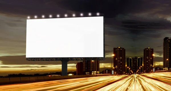 在城市的背景下 与屏幕上的剪切路径与黄昏空白在公路上的广告牌 可以用来显示您的产品或促销 — 图库照片