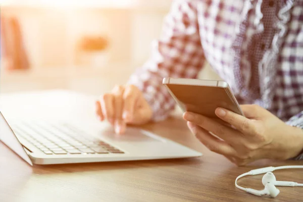 Side View Young Woman Hands Busy Using Cell Phone Office — Stock Photo, Image