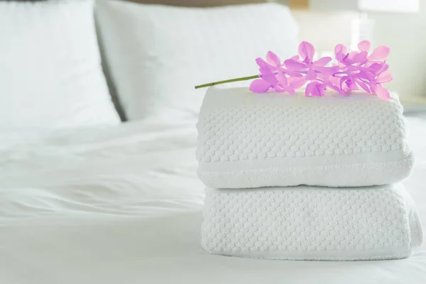 Close Čerstvě Bílý Ručník Květinami Umístěnými Uvnitř Hotelového Pokoje — Stock fotografie