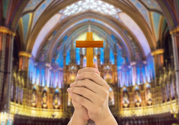 Manos Humanas Sosteniendo Una Cruz Santa Orando Por Las Bendiciones — Foto de Stock