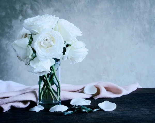 Ruusut maljakossa — kuvapankkivalokuva