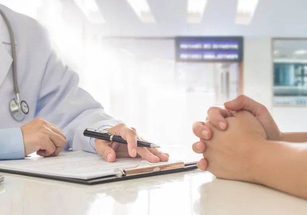 Medico e paziente — Foto Stock