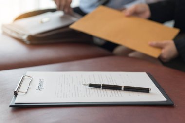 Yasal belgeler ve avukatlar müvekkillerine hukuki tavsiyelerde bulunurlar. Hukuk kavramı, hukuk hizmetleri.