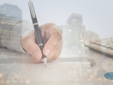Not defterlerinde kişisel organizatör veya planlayıcı ve arka planda gece manzaralı şehir