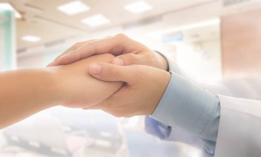 Doktorun hastaları cesaretlendirmesi ve teselli etmesi için elini tutması. Tıbbi, Doktor ve Hasta Konseptleri.