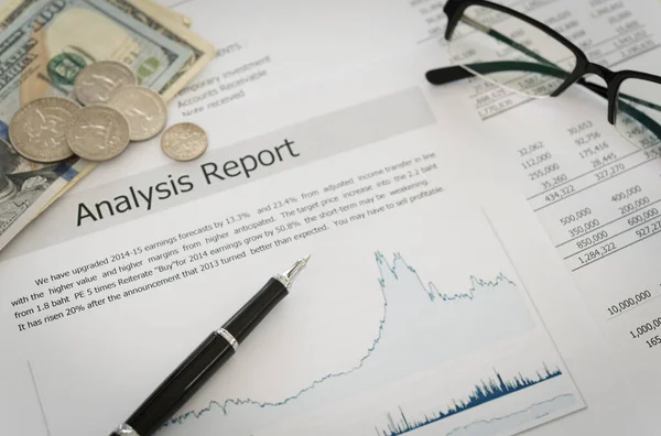 お金でビジネスや財務報告書にペン 財務アドバイザーの机の上のメガネ 投資分析の概念 — ストック写真