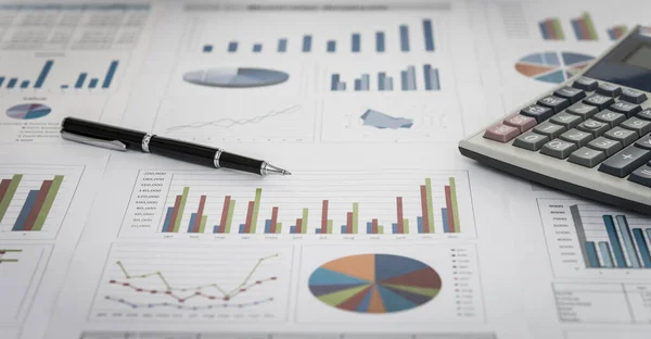 Ekonomisk Graf Och Diagram Rapport Med Penna Miniräknare Skrivbord Finansiell — Stockfoto