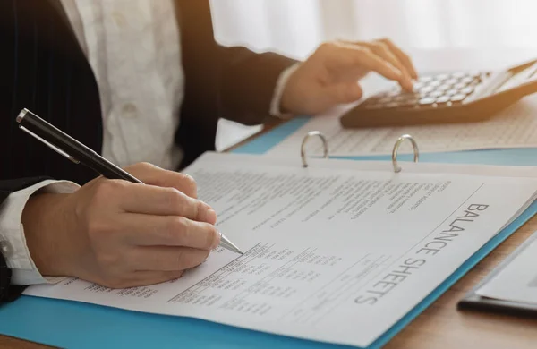 Wanita Bisnis Meninjau Data Dalam Laporan Keuangan Akuntansi Akuntansi Konsep — Stok Foto