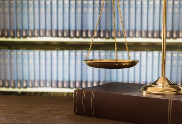 Escalas Justiça Livros Direito Tribunal Escritório Advocacia Conceito Direito Ensino — Fotografia de Stock
