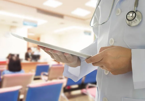 Médico Usando Una Tableta Digital Hospital Concepto Salud Medicina —  Fotos de Stock