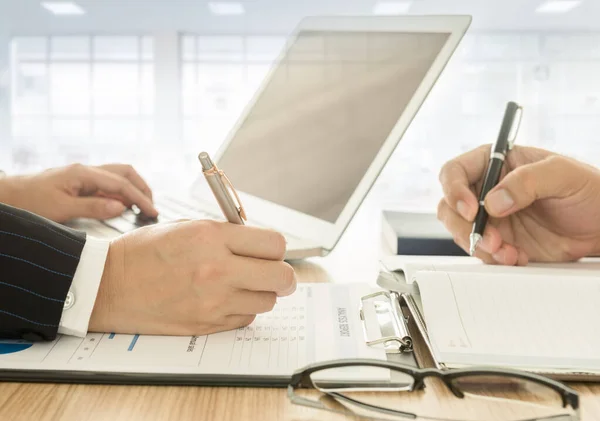 Manager Analysieren Finanzzahlen Die Leistung Des Unternehmens Sehen — Stockfoto