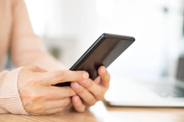 Las Manos Mujer Usando Teléfono Inteligente Escritorio Oficina Concepto Comunicación —  Fotos de Stock