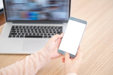 Cep telefonu kullanan genç bir bayana yaklaş. Reklamınız için boş ekran. Ekranda kırpma yolu ile yukarıdan görüntüle.