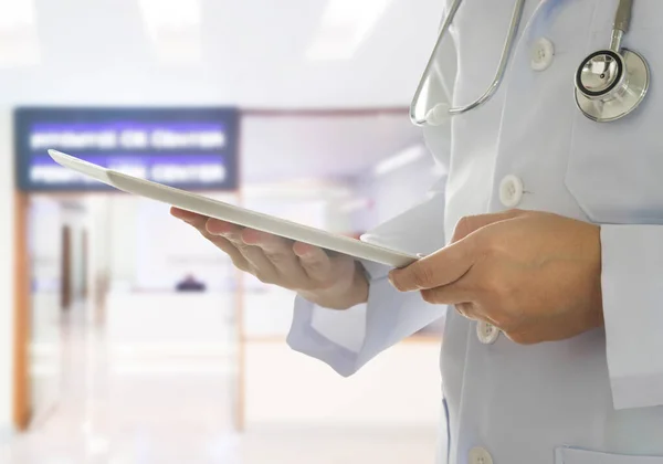 Γιατρός Που Χρησιμοποιεί Έναν Ψηφιακό Υπολογιστή Tablet Στο Νοσοκομείο Υγειονομική — Φωτογραφία Αρχείου