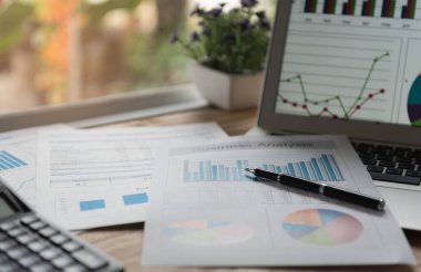 finansal konsept. İş kazanç raporu ve mali tablo ve grafik raporu masanın üzerinde.