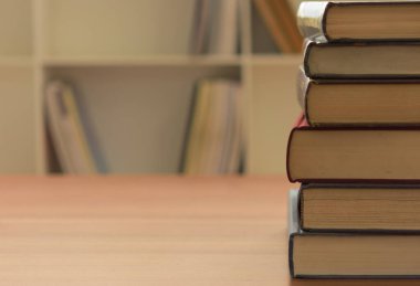 Kitap, kütüphanenin arka planında eski kitap yığını. boş kopyalama alanı.
