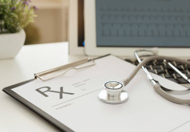 Özel doktor kardiyolojisi masasında RX belge reçetesi.