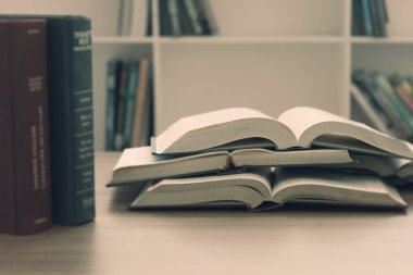 Kütüphanede, klasik arka plan okumak için açık bir kitap. boş kopyalama alanı.